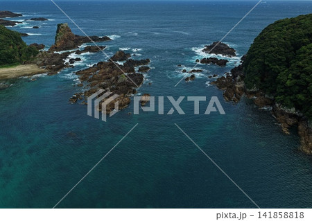 和歌山県串本町の岩礁と小島が広がる海岸線の空撮写真 和歌山県串本町の岩礁と小島が広がる海岸線の空撮写真 141858818