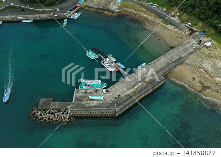 和歌山県串本町の漁港と砂浜を捉えた空撮写真 141858827