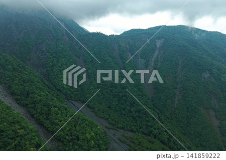 静岡県大谷崩の山肌と霧を捉えた空撮写真 静岡県大谷崩の山肌と霧を捉えた空撮写真 141859222