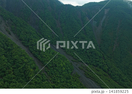 静岡県大谷崩の急斜面と霧を捉えた空撮写真 静岡県大谷崩の急斜面と霧を捉えた空撮写真 141859225