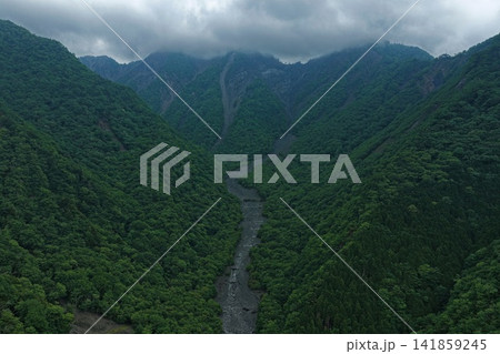 静岡県静岡市・大谷崩の渓谷と砂防堰堤を捉えた空撮写真 静岡県静岡市・大谷崩の渓谷と砂防堰堤を捉えた空撮写真 141859245