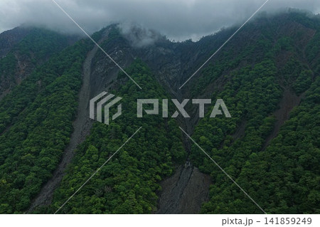 静岡県大谷崩の急峻な山肌と霧を捉えた空撮写真 静岡県大谷崩の急峻な山肌と霧を捉えた空撮写真 141859249