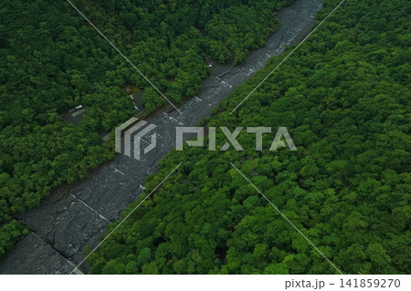 静岡県静岡市の山間部を流れる河川と河原を捉えた空撮写真 静岡県静岡市の山間部を流れる河川と河原を捉えた空撮写真 141859270