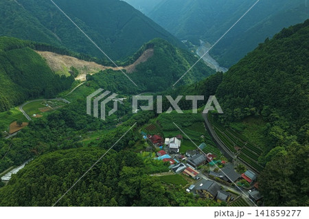 静岡県静岡市有東木集落の茶畑と山間の集落を捉えた空撮写真 静岡県静岡市有東木集落の茶畑と山間の集落を捉えた空撮写真 141859277