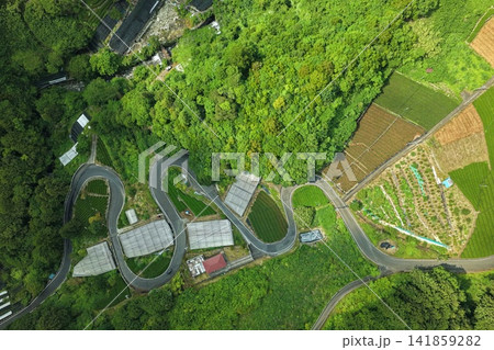 静岡市山間部の茶畑と曲がりくねった道路を俯瞰した空撮写真 静岡市山間部の茶畑と曲がりくねった道路を俯瞰した空撮写真 141859282