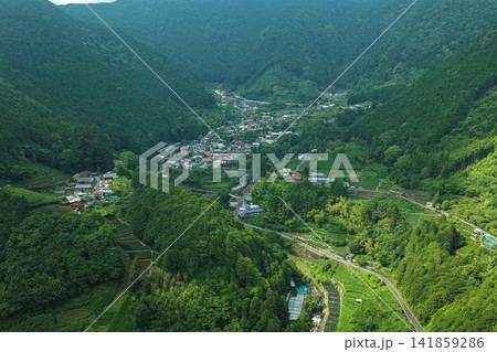 静岡県有東木集落の茶畑と棚田を望む空撮写真 静岡県有東木集落の茶畑と棚田を望む空撮写真 141859286
