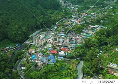 静岡県静岡市山間部の住宅群と茶畑を捉えた空撮写真 静岡県静岡市山間部の住宅群と茶畑を捉えた空撮写真 141859287