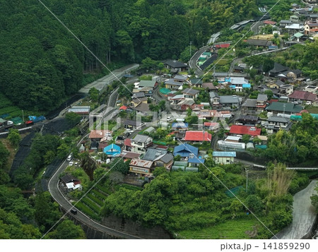 静岡県静岡市有東木集落の茶畑と段々畑を望む空撮写真 静岡県静岡市有東木集落の茶畑と段々畑を望む空撮写真 141859290