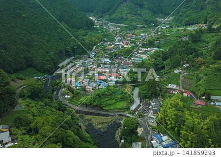 静岡県静岡市有東木の茶畑と山間集落を捉えた空撮写真 静岡県静岡市有東木の茶畑と山間集落を捉えた空撮写真 141859293