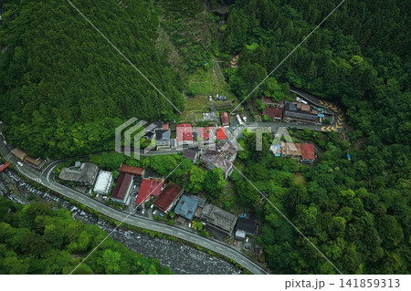 静岡県梅ヶ島の山間集落と蛇行道路を捉えた空撮写真 141859313
