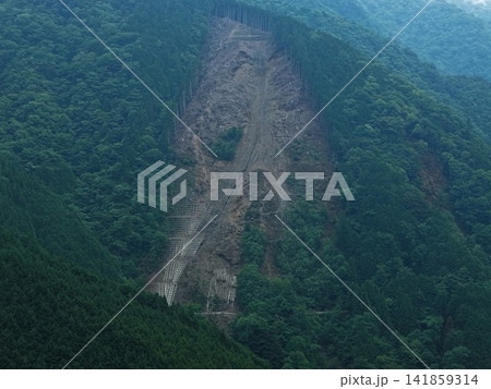静岡県梅ヶ島の山腹崩壊跡と格子状法面保護工を捉えた空撮写真 静岡県梅ヶ島の山腹崩壊跡と格子状法面保護工を捉えた空撮写真 141859314