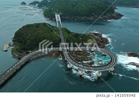 和歌山県串本町の螺旋状道路橋と島を捉えた空撮写真 和歌山県串本町の螺旋状道路橋と島を捉えた空撮写真 141859348