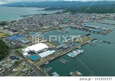 和歌山県串本町の漁港と養殖いけすを捉えた空撮写真 141859357