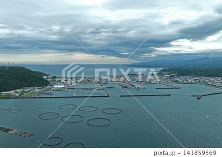 和歌山県串本町の円形養殖いけすと港湾を捉えた空撮写真 和歌山県串本町の円形養殖いけすと港湾を捉えた空撮写真 141859369
