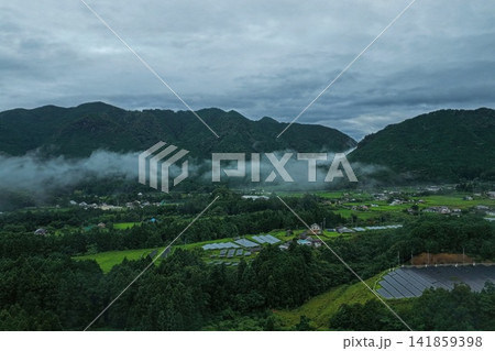 三重県御浜町・風伝峠の夏の朝雲海を俯瞰した空撮写真 三重県御浜町・風伝峠の夏の朝雲海を俯瞰した空撮写真 141859398
