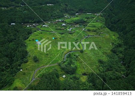 三重県熊野市・丸山千枚田周辺の棚田を捉えた空撮写真 141859413