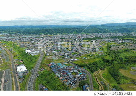 北海道留萌市の市街地と山並みを捉えた空撮写真 北海道留萌市の市街地と山並みを捉えた空撮写真 141859422