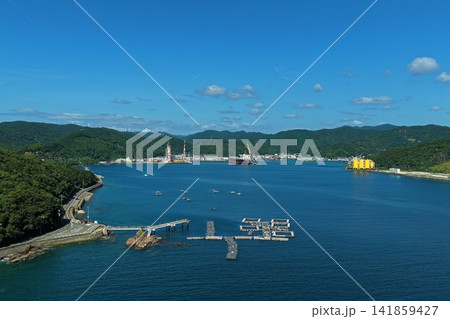 和歌山県由良町の湾と工業港を捉えた空撮写真 和歌山県由良町の湾と工業港を捉えた空撮写真 141859427
