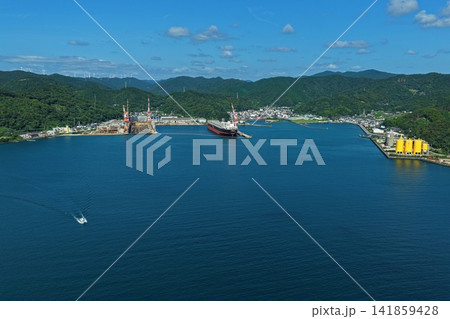 和歌山県由良町の造船所・大型貨物船と沿岸市街地を捉えた空撮写真 和歌山県由良町の造船所・大型貨物船と沿岸市街地を捉えた空撮写真 141859428