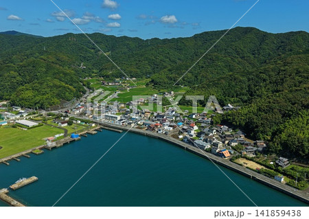 和歌山県由良町の湾と岸壁を捉えた空撮写真 和歌山県由良町の湾と岸壁を捉えた空撮写真 141859438