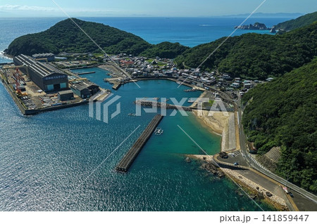 和歌山県由良町の港湾施設と海岸線を捉えた空撮写真 141859447