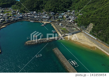和歌山県由良町の漁港と沿岸集落を捉えた空撮写真 和歌山県由良町の漁港と沿岸集落を捉えた空撮写真 141859454