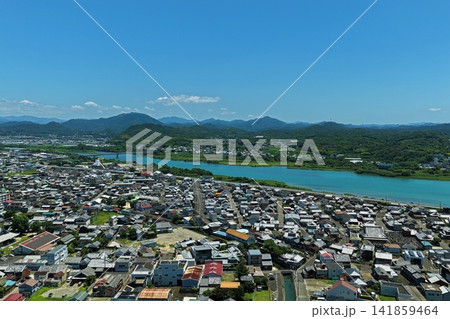 和歌山県御坊市の住宅街と川を捉えた空撮写真 141859464