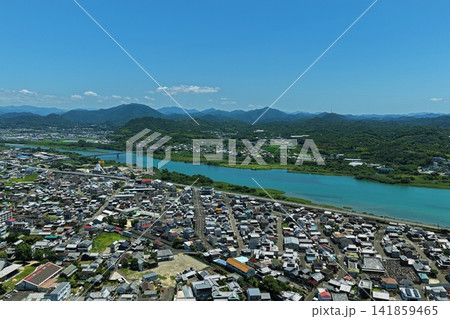 和歌山県御坊市の住宅街と川を捉えた空撮写真 141859465