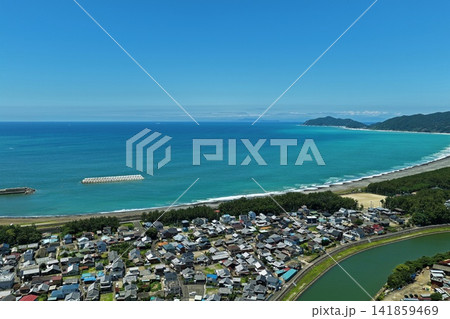 和歌山県御坊市の海岸線と住宅街を捉えた空撮写真 和歌山県御坊市の海岸線と住宅街を捉えた空撮写真 141859469