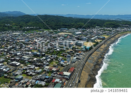 和歌山県みなべ町の海岸線と住宅街を捉えた空撮写真 和歌山県みなべ町の海岸線と住宅街を捉えた空撮写真 141859481