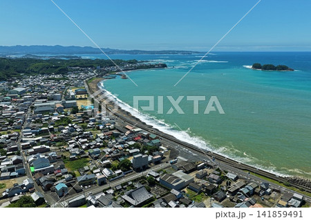 和歌山県みなべ町の海岸線と住宅街を捉えた空撮写真 和歌山県みなべ町の海岸線と住宅街を捉えた空撮写真 141859491