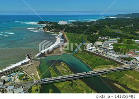 和歌山県みなべ町の海岸線・川・農地を望む空撮写真 和歌山県みなべ町の海岸線・川・農地を望む空撮写真 141859493