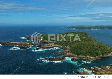 和歌山県串本町の島と海岸線を捉えた空撮写真 和歌山県串本町の島と海岸線を捉えた空撮写真 141859508