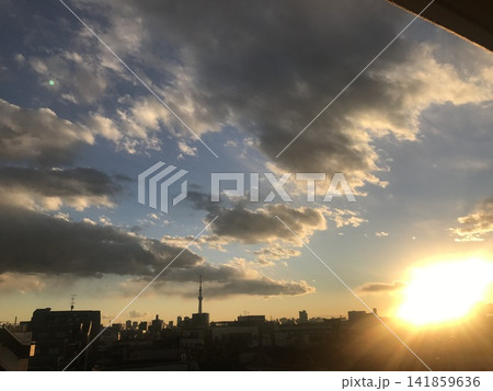 雲間から 141859636