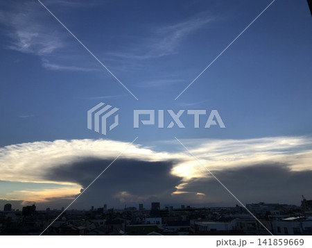 住宅街の上空に現れたすじ雲 住宅街の上空に現れたすじ雲 141859669