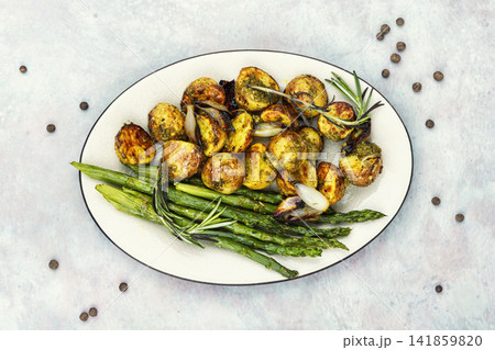 Roasted baby potatoes with asparagus and herbs 141859820