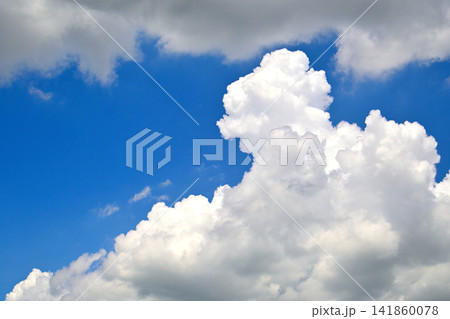 真夏の青空と白い雲 真夏の青空と白い雲 141860078