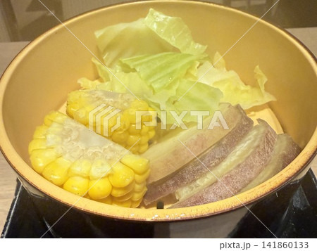 蒸し野菜、とうもろこし、キャベツ、さつまいも 蒸し野菜、とうもろこし、キャベツ、さつまいも 141860133