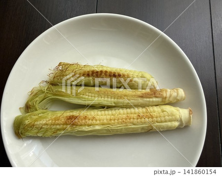 白い皿にのせた焼いたヤングコーン 白い皿にのせた焼いたヤングコーン 141860154