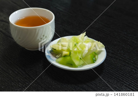 蕎麦屋のお通し(漬物とそば茶) 蕎麦屋のお通し(漬物とそば茶) 141860181