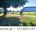 早朝の公園を散歩する人々 141860192
