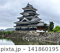 松本城の水鏡、堀、水面に映る松本 141860195