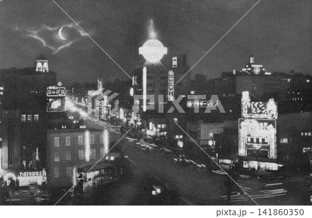 古写真　1956年　東京　銀座四丁目　数寄屋橋交差点の夜景 141860350