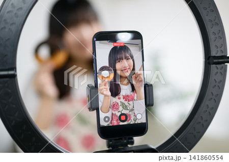 スマホでスイーツ撮影をする日本人女性 スマホでスイーツ撮影をする日本人女性 141860554