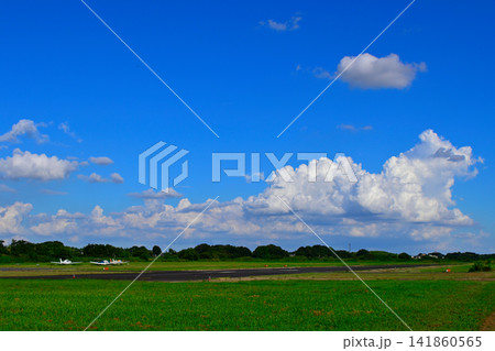夏の青空と広い公園のある飛行場 夏の青空と広い公園のある飛行場 141860565