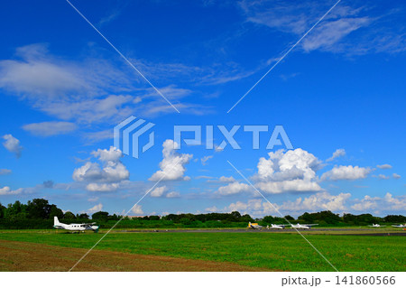 夏の青空と広い公園のある飛行場 141860566