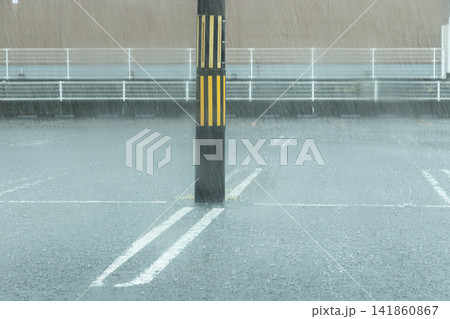駐車場にたたきるける大雨 白線と電柱 駐車場にたたきるける大雨 白線と電柱 141860867