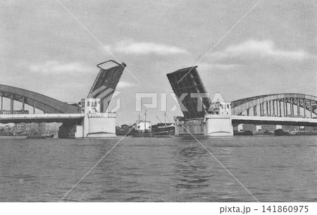 古写真　1956年　東京　隅田川に架かる勝鬨橋 141860975