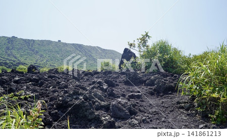 東京都伊豆諸島伊豆大島の三原山と手前に広がるアア溶岩流の火山景観 東京都伊豆諸島伊豆大島の三原山と手前に広がるアア溶岩流の火山景観 141861213