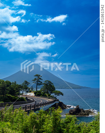 開聞岳と海沿いの道と青空 開聞岳と海沿いの道と青空 141861342